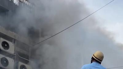 नोएडा की फैक्ट्री में लगी भीषण आग, अंदर फंसे मजदूरों को दमकल कर्मियों ने सुरक्षित निकाला