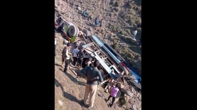 जम्मू-कश्मीर: उधमपुर में बसंतगढ़-रामनगर मार्ग पर बस दुर्घटनाग्रस्त,