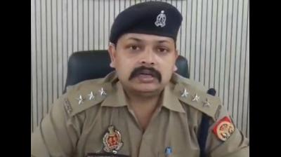 कानपुर : कार की छत पर हाथ फंसाकर युवक को डेढ़ किलोमीटर तक घसीटा,