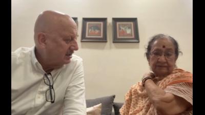 अनुपम खेर ने शेयर किया इमोशनल नोट, कहा- मां से मिले दो महीने हो गए,