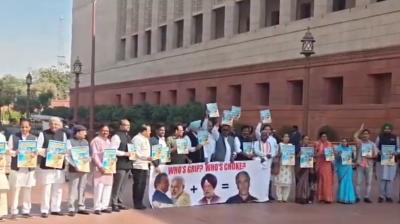 संसद के बाहर विपक्ष के सांसदों का हंगामा, हरदीप सिंह पुरी के इस्तीफे की मांग