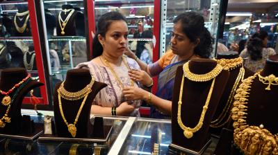 वैश्विक अनिश्चितताओं के चलते सोने-चांदी की कीमतें धड़ाम, हफ्ते भर में