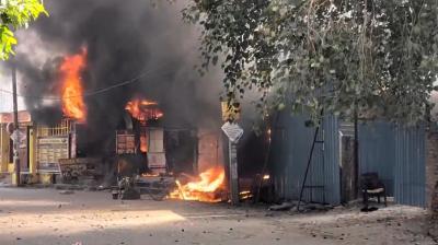 नोएडा में पांच अस्थायी दुकानों में लगी भीषण आग, एक व्यक्ति की मौत