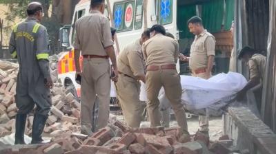 नोएडा में भीषण आग में कई खाने-पीने की दुकानें जलकर खाक, एक की मौत