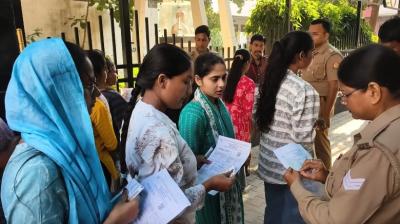 यूपी पीईटी 2026: पुलिस की निगरानी और कड़ी जांच के बाद अभ्यर्थियों को