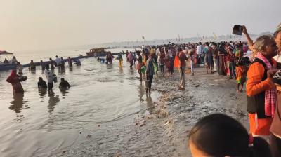 प्रयागराज में ब्रह्म मुहूर्त से संगम पर उमड़े श्रद्धालु, तीर्थ