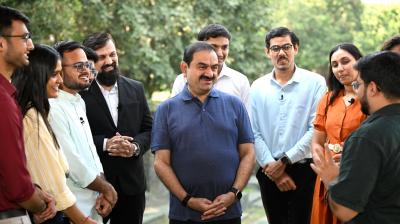 शरद पूर्णिमा पर गौतम अदाणी ने अदाणी विद्या मंदिर के पूर्व छात्रों से