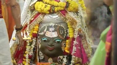 बाबा महाकाल के मस्तक पर त्रिपुंड लगाकर किया गया दिव्य शृंगार, भक्त