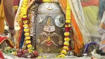 त्रिपुंड और पुष्पमाला धारण कर बाबा महाकाल का भव्य शृंगार, भस्म आरती