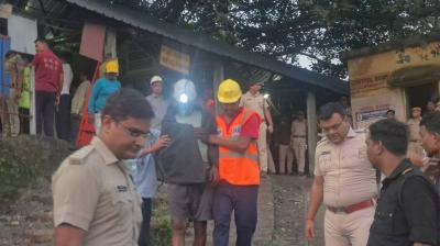 पश्चिम बंगाल  : पांडवेश्वर की कोयला खदान में फंसे 12 मजदूर रातभर चले