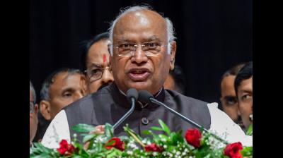 यूपी के मंत्रियों ने खड़गे पर साधा निशाना, कहा-मानसिक संतुलन खो चुकी