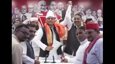 धर्मेंद्र कश्यप सपा में शामिल, अखिलेश यादव बोले- चुनाव की तारीख घोषित