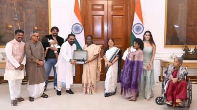 राष्ट्रपति मुर्मु से मिले गायक हरिहरन, 'वंदे मातरम' का स्पेशल विनाइल