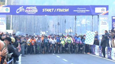 जम्मू-कश्मीर पुलिस ने किया 'पैडल थ्रू पैराडाइज' साइकिल रेस 2026 का