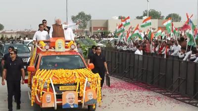 गुजरात के बनासकांठा में पीएम मोदी का भव्य रोड शो, लोगों ने किया