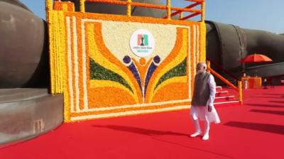 पीएम मोदी ने 'स्टैच्यू ऑफ यूनिटी' पर सरदार पटेल को अर्पित की