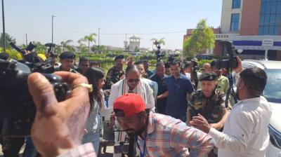 रिक्शा चलाकर झारखंड विधानसभा पहुंचे मंत्री इरफान अंसारी, गैस सिलेंडर की किल्लत-महंगाई पर सत्ता पक्ष का हंगामा