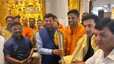 वर्ल्ड कप ट्रॉफी के साथ सिद्धिविनायक मंदिर पहुंचे सूर्यकुमार यादव, बप्पा से लिया आशीर्वाद