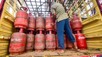 ग्राहक ऑनलाइन बुक करें एलपीजी सिलेंडर, देश में पेट्रोल-डीजल की कोई कमी नहीं : केंद्र