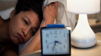 स्लीप डेप्रिवेशन और स्लीप डेफिशिएंसी क्या है? जानिए लक्षण, प्रभाव और दूर करने के आसान उपाय