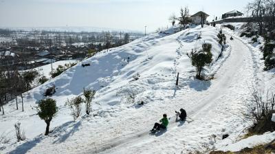 भारी बर्फबारी के बीच सिंथन टॉप पर फंसे 200 से अधिक पर्यटकों को सेना और पुलिस ने बचाया