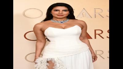 व्हाइट गाउन पहन ऑस्कर पहुंचीं प्रियंका चोपड़ा, जेवियर बार्डेम संग प्रेजेंट किया 'बेस्ट इंटरनेशनल फीचर फिल्म' अवॉर्ड