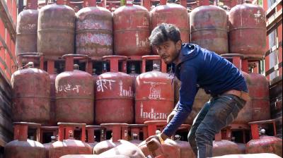 मध्य पूर्व तनाव के चलते होर्मुज जलडमरूमध्य में फंसी 3 लाख टन एलपीजी, सप्लाई पर पड़ सकता है असर: सरकारी अधिकारी