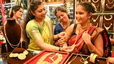 अमेरिकी फेड के फैसले के बाद सोने में गिरावट, चांदी 2.45 लाख रुपए के नीचे फिसली