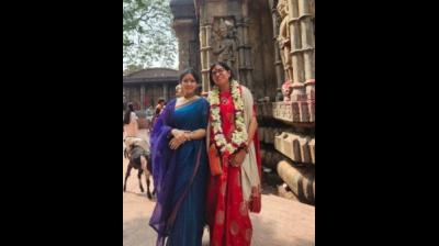 तनिषा मुखर्जी ने कामाख्या के दरबार में टेका मत्था, उमानंद मंदिर में किया दर्शन