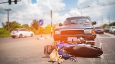 आगरा में अनियंत्रित बोलेरो गाड़ी पेड़ से टकराई, 5 लोगों की मौके पर मौत