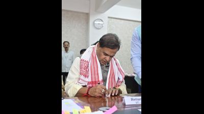 असम चुनाव: सीएम हिमंता बिस्वा सरमा ने भरा नामांकन, सातवीं बार चुनावी मैदान में उतरे