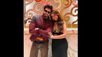 ‘धुरंधर’ के कास्ट-क्रू संग आयशा खान की खास झलक, बोलीं- फिल्म पीढ़ियों तक याद रहेगी