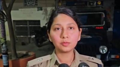 वाराणसी: यूपी कॉलेज में फायरिंग करने वाला छात्र गिरफ्तार, बाहर छात्रों का विरोध प्रदर्शन