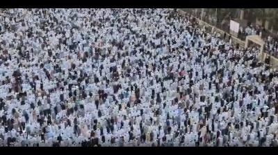 मुंबई की मस्जिदों में हजारों लोगों ने अदा की नमाज, एक-दूसरे को दी बधाई