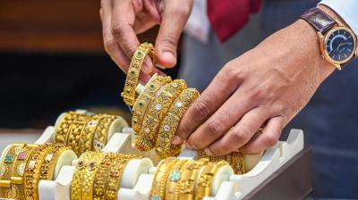 मुनाफावसूली और डॉलर की मजबूती से दबाव में सोना, एक हफ्ते में 5.89% की गिरावट