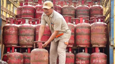 सरकार ने कमर्शियल LPG आवंटन 50% बढ़ाया, जमाखोरी-कालाबाजारी पर छापेमारी तेज