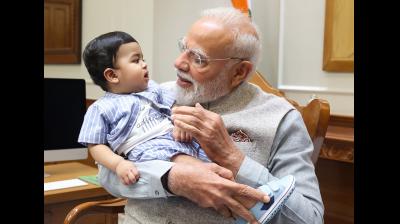 ‘नन्हे दोस्त के साथ’: पीएम मोदी ने बच्चे संग तस्वीर शेयर कर जीता दिल
