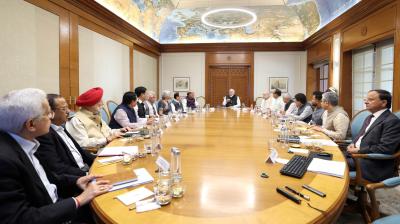पश्चिम एशिया युद्ध के बीच पीएम मोदी की CCS बैठक, आवश्यक वस्तुओं की सप्लाई सुनिश्चित करने पर मंथन