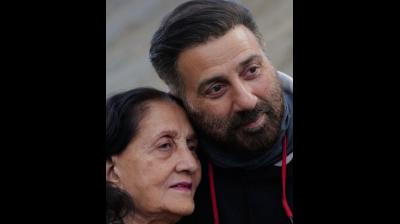 सनी देओल ने मां को याद कर शेयर की भावुक तस्वीर