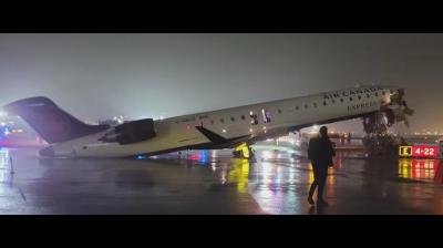 न्यूयॉर्क एयरपोर्ट पर बड़ा हादसा: लैंडिंग के दौरान विमान फायर ट्रक से टकराया, 100 से ज्यादा घायल