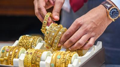 पश्चिम एशिया तनाव के बीच सोने में ₹7,600 और चांदी में ₹13,000 से ज्यादा की गिरावट