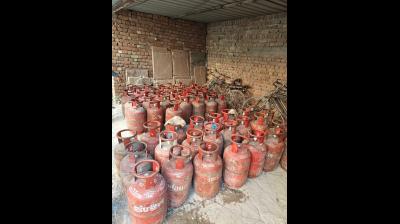 दिल्ली के संगम विहार में एलपीजी की कालाबाजारी का खेल बेनकाब, 183 सिलेंडर बरामद, चार गिरफ्तार
