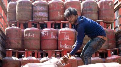 होटलों एवं रेस्तरां में “एलपीजी शुल्क” वसूलने पर केंद्र ने लगाई रोक, कहा-उल्लंघन पर होगी सख्त कार्रवाई