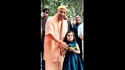 'आंखें बंद करिए, आपको कुछ गिफ्ट देना है', कानपुर की 5 वर्षीय यशस्विनी ने मुख्यमंत्री योगी को भेंट किया बुलडोजर खिलौना