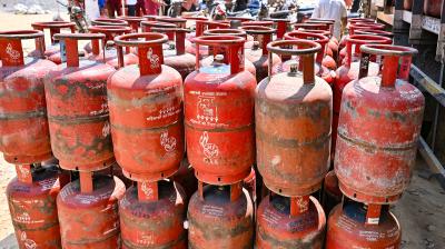 एलपीजी डिस्ट्रीब्यूटर्स को 350 से ज्यादा नोटिस जारी; 3,000 से ज्यादा छापेमारी, 1,500 से अधिक सिलेंडर जब्त: सरकार