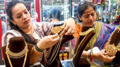 कच्चे तेल में गिरावट के बीच हफ्ते भर में सोने की कीमतों में 5 प्रतिशत से ज्यादा की उछाल, चांदी में हल्की गिरावट