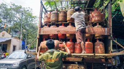 एक दिन में 54 लाख से ज्‍यादा एलपीजी सिलेंडर डिलीवर किए गए, पेट्रोल और डीजल का पर्याप्त स्टॉक मौजूद: सरकार