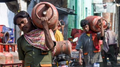 देश में 24 घंटे के भीतर 55 लाख एलपीजी रिफिल वितरित किए गए: केंद्र सरकार