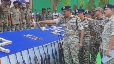 बीजापुर में 25 माओवादियों का सामूहिक आत्मसमर्पण, 93 हथियार और 14 करोड़ की बरामदगी