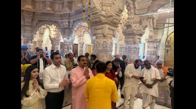 गौतम अदाणी का अयोध्या दौरा, राम मंदिर में परिवार के साथ किए रामलला के दर्शन, गुरुकुल में बच्चों से मुलाकात